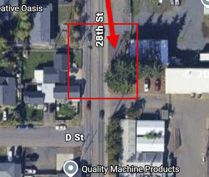 Aerial map of 28th Street between D and E Streets in Springfield, Oregon. A red outline and arrow mark the reported loss area.